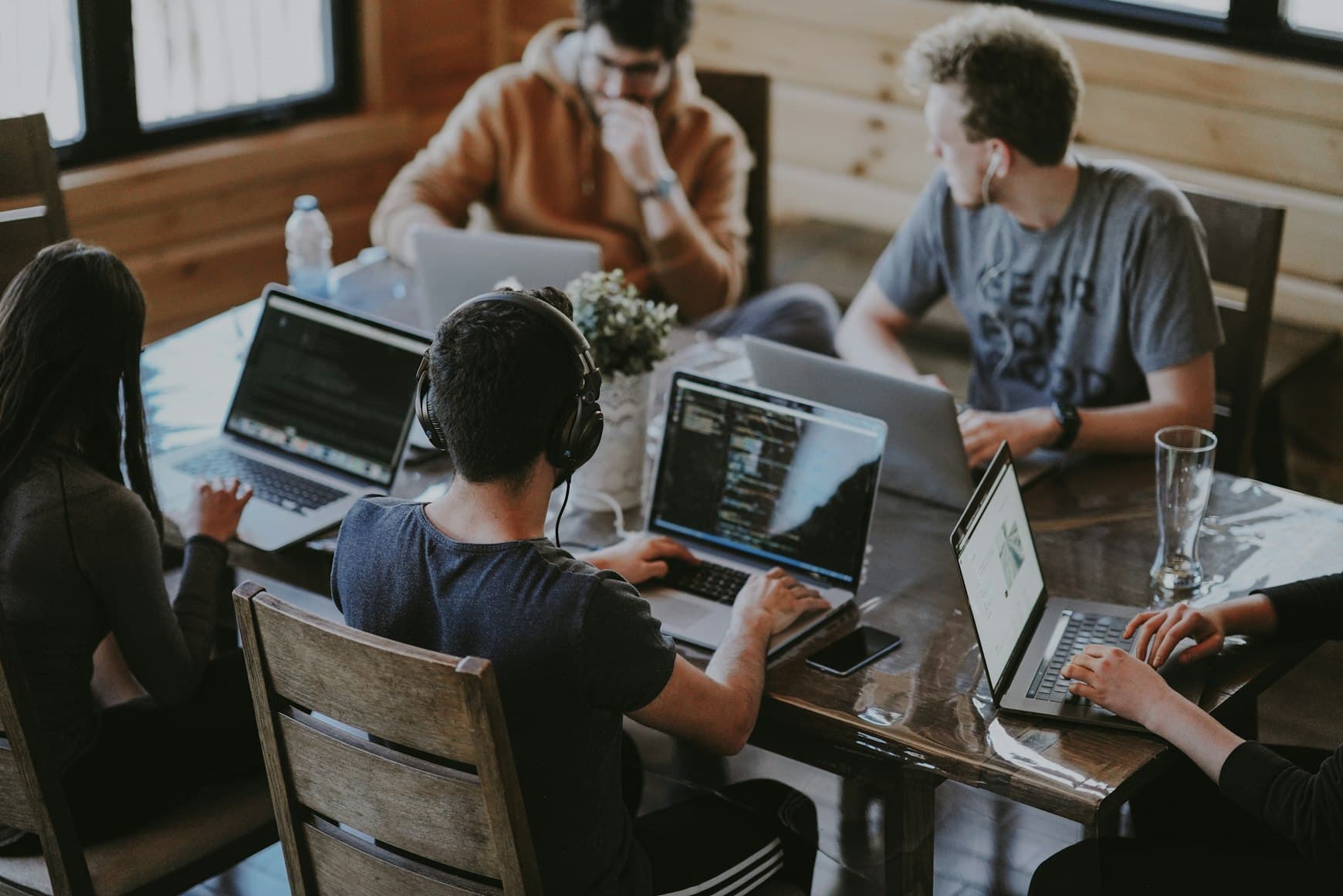 A growth team working together in a café